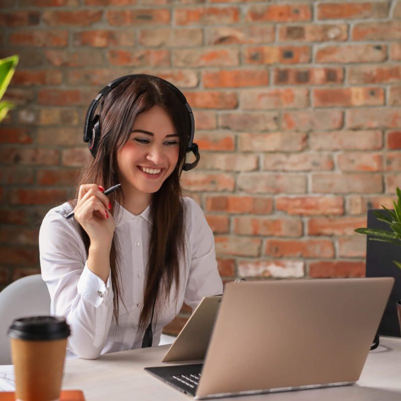 portrait-woman-customer-service-worker (1)